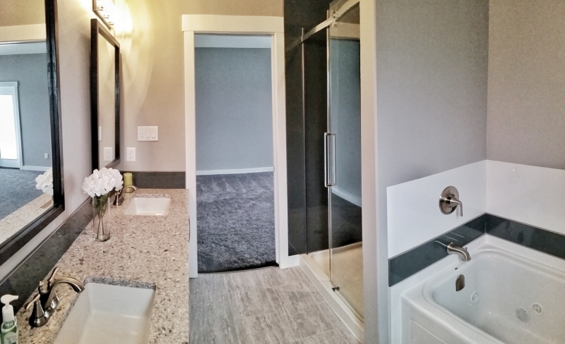 Master ensuite bathroom